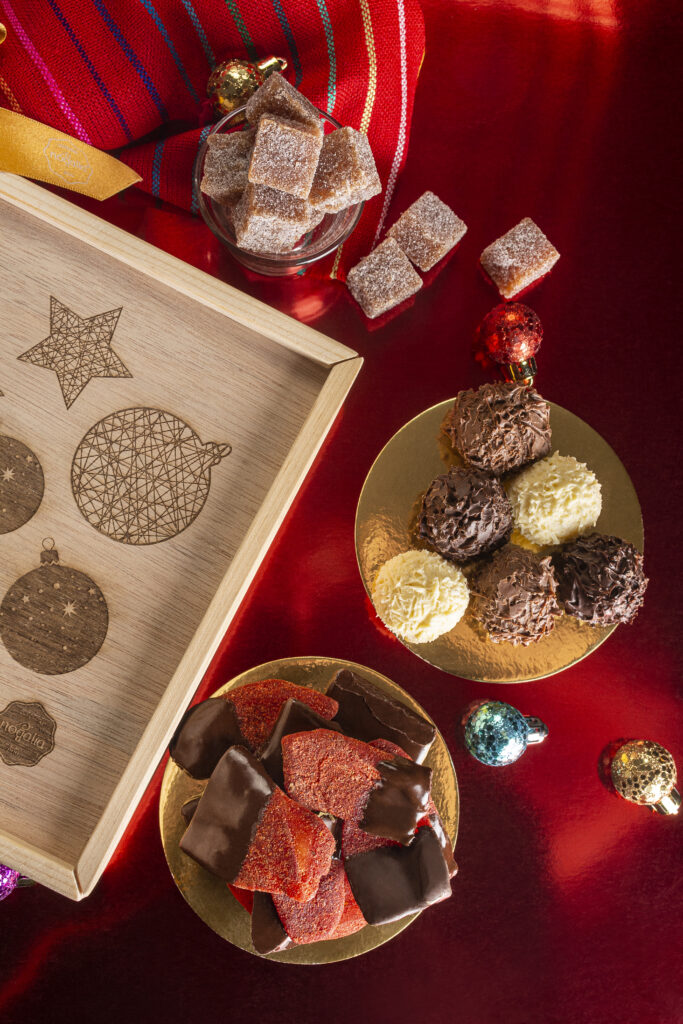 Regalo para Navidad. Caja Navideña Nogalia con variedad de dulces y trufas de chocolate. Ideal para regalos de empresas o regalos corporativos