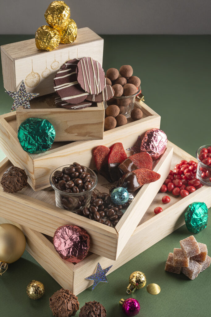 Regalo para Navidad. Torre Navideña Nogalia con variedad de dulces y chocolates. Ideal para regalos de empresas o regalos corporativos